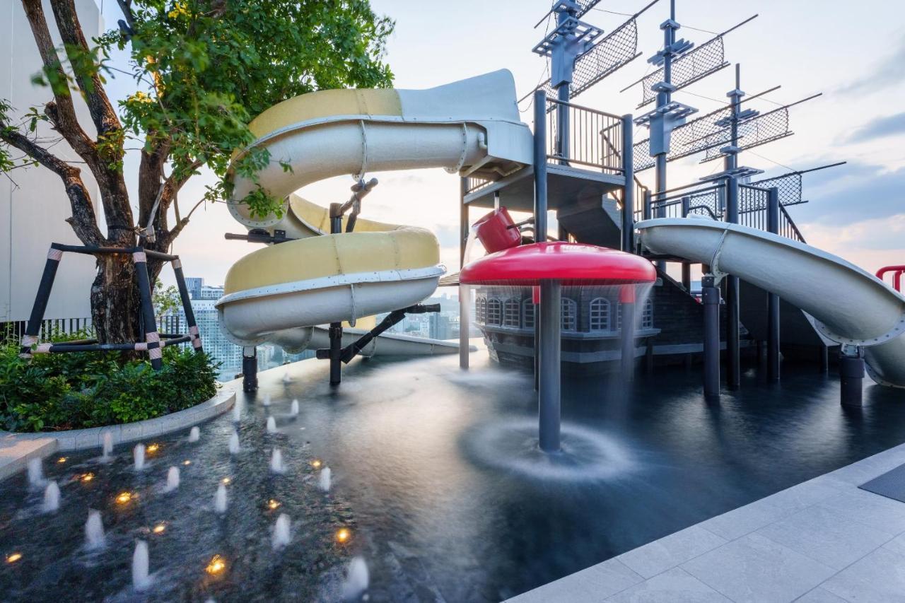 Somerset Pattaya Exterior foto Water slide at the rooftop pool