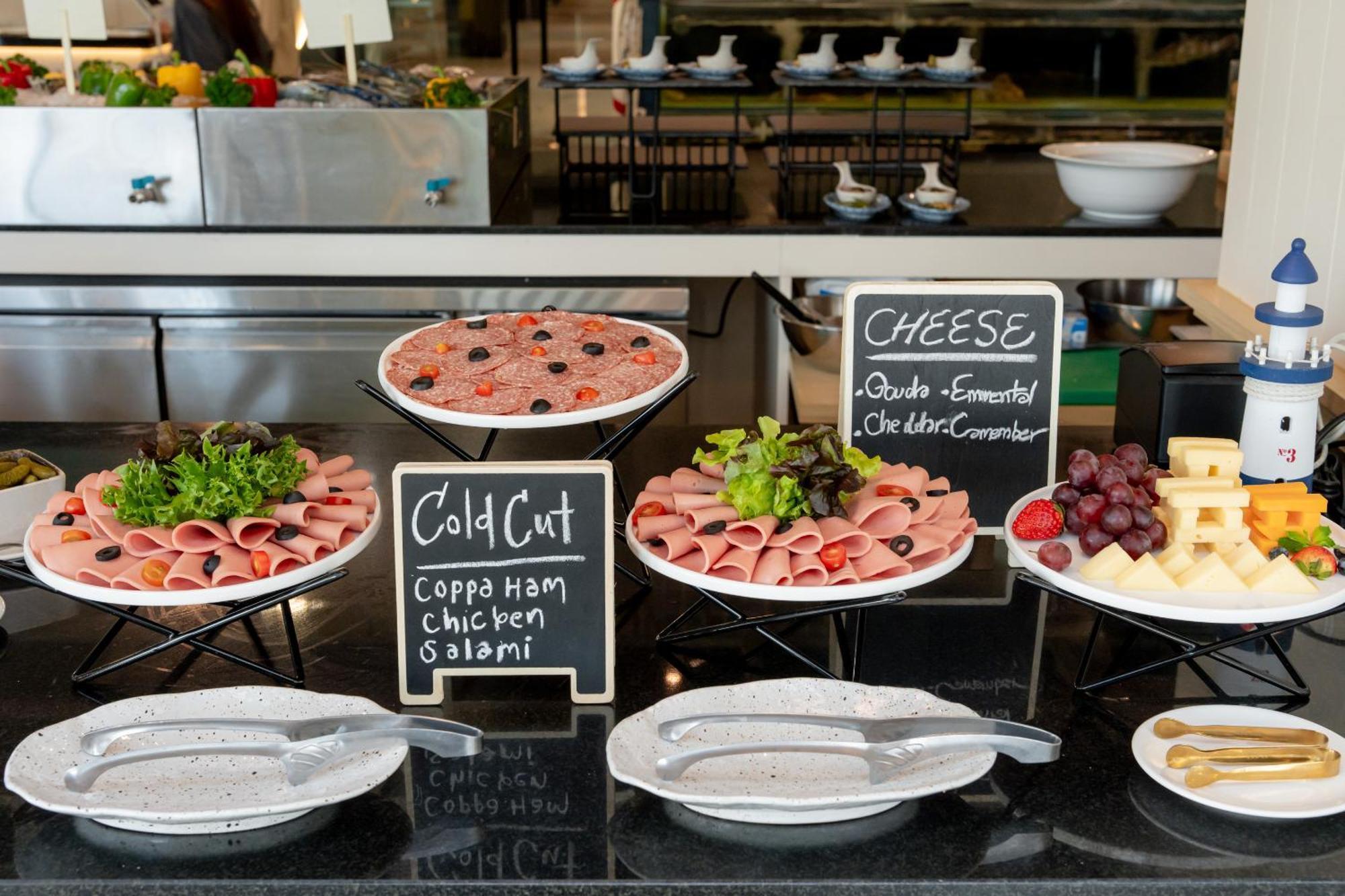 Somerset Pattaya Exterior foto A buffet with cold cuts and cheese