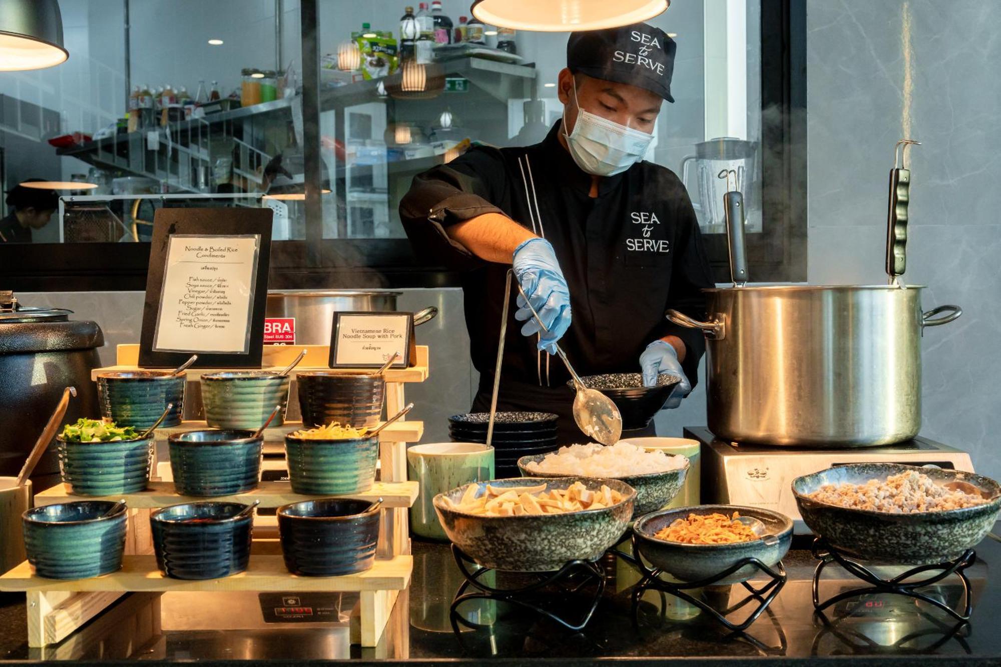 Somerset Pattaya Exterior foto A live kitchen at a hotel
